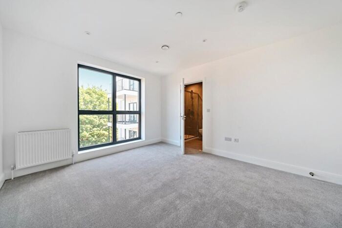 3 Bedroom Flat To Rent In High Street Slough, SL1