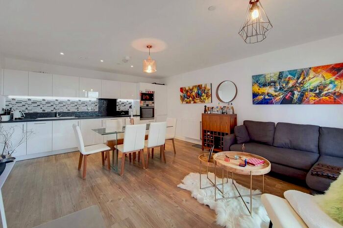 2 Bedroom Flat To Rent In Kingfisher Heights, Silvertown, London, E16