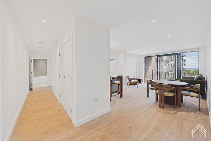 2 Bedroom Flat To Rent In Manser House, London, TW8