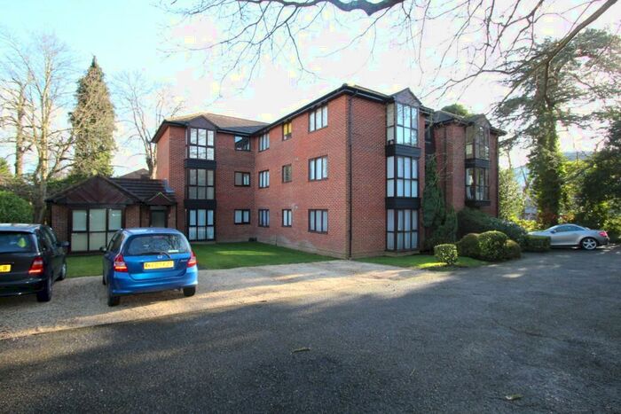 1 Bedroom Ground Flat To Rent In Station Avenue, Walton-on-Thames, KT12