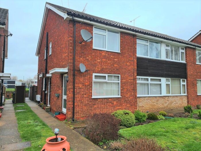 2 Bedroom Maisonette To Rent In Stains Close, Waltham Cross, Cheshunt, EN8