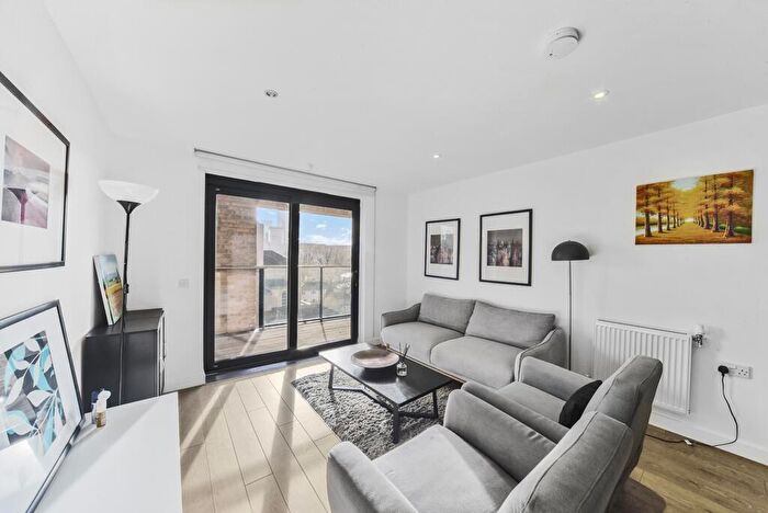 3 Bedroom Flat To Rent In Casson Apartments, Upper North Street, E14