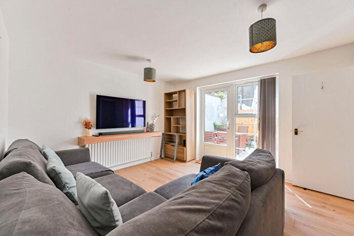 2 Bedroom Flat For Sale In Plough Road, Clapham Junction, SW11