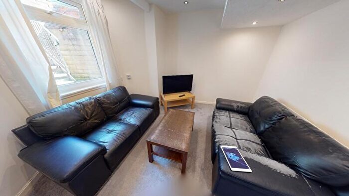 3 Bedroom End Of Terrace House To Rent In Hyde Park Road, Hyde Park, Leeds, LS6
