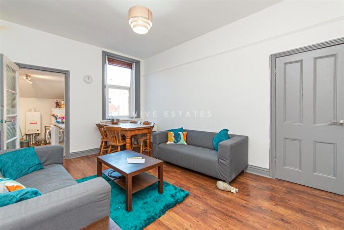 3 Bedroom Flat To Rent In Helmsley Road, Sandyford, Newcastle Upon Tyne, NE2