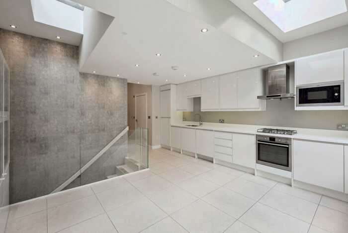 3 Bedroom Flat To Rent In The Broadway, London, SW13