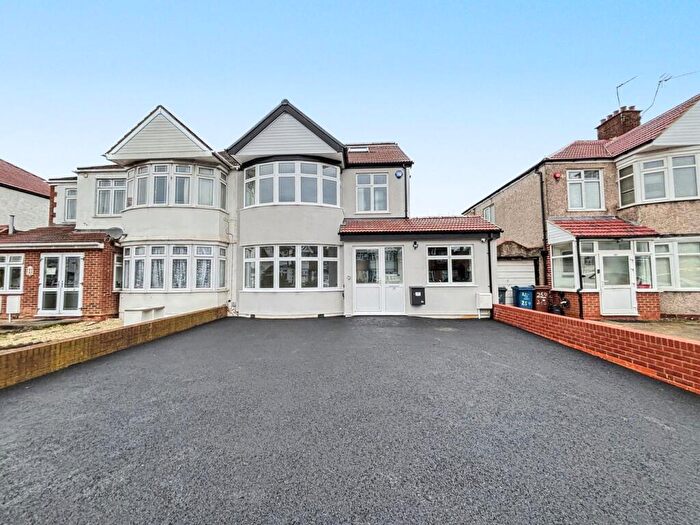 1 Bedroom House Of Multiple Occupation To Rent In Room - Kenton Road, Kenton, Harrow, HA3