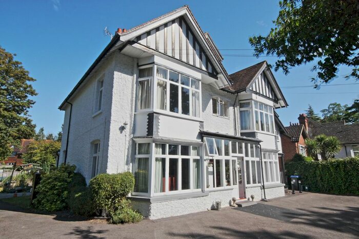 2 Bedroom Flat To Rent In Wych Hill Lane, Hook Heath, Woking GU22