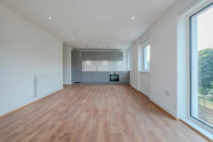 2 Bedroom Flat To Rent In Well Farm Road, Whyteleafe, CR3