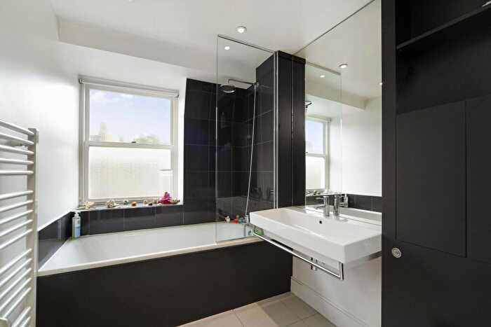 5 Bedroom House To Rent In Brynmaer Road, SW11