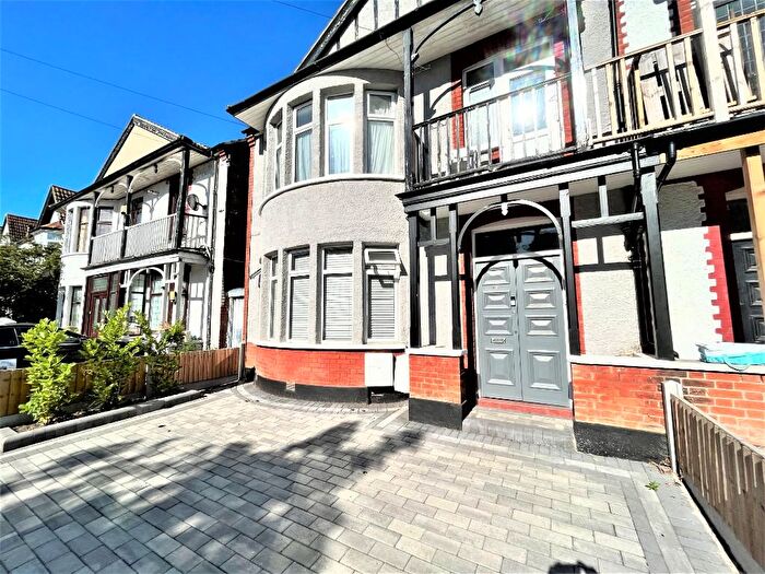 2 Bedroom Flat To Rent In Brightwell Avenue, Westcliff-On-Sea, Essex, SS0