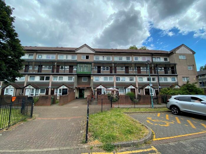 3 Bedroom Flat To Rent In Simons Walk, Stratford, E15