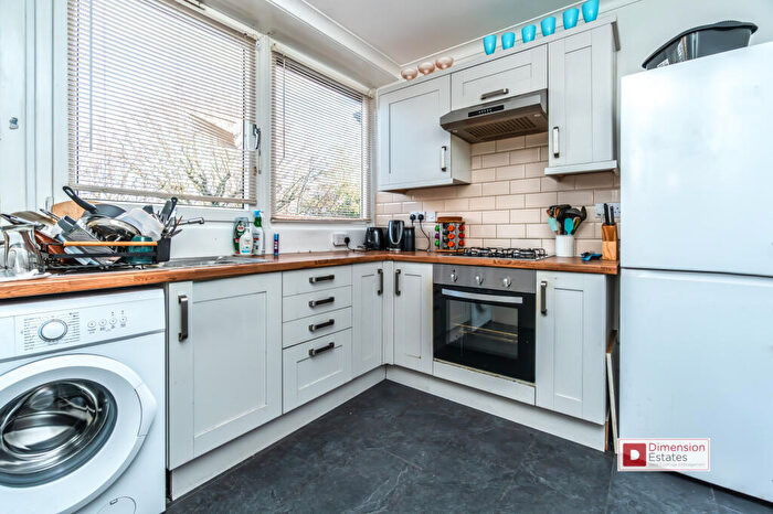 2 Bedroom Maisonette To Rent In Moody Street, Stpney Green, Mile End, London, E1