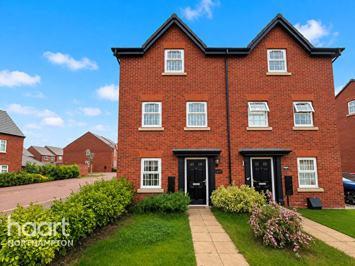 3 Bedroom Semi Detached House For Sale In Watermill Way, Northampton, NN4