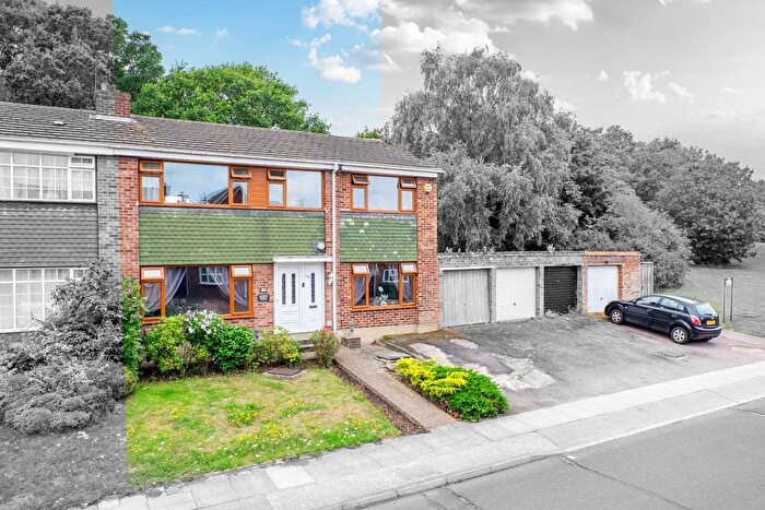 5 Bedroom Semi-Detached House For Sale In Tyron Way, Sidcup, DA14