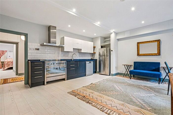 2 Bedroom Flat To Rent In Powis Gardens, Notting Hill, London, W11