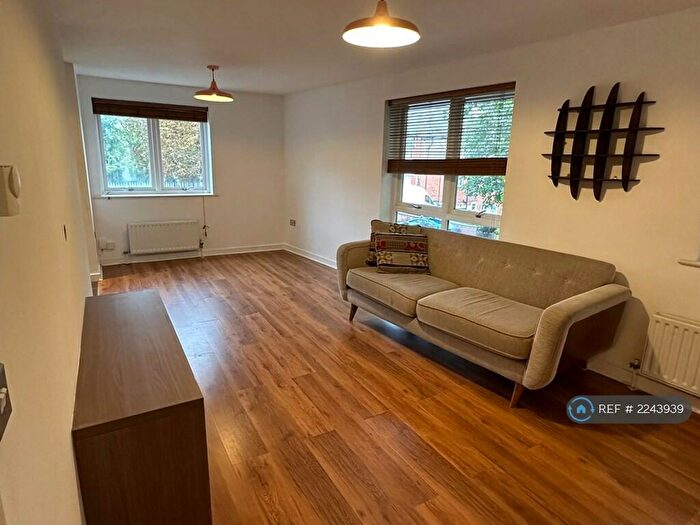 1 Bedroom Flat To Rent In Montclair Court, London, N12