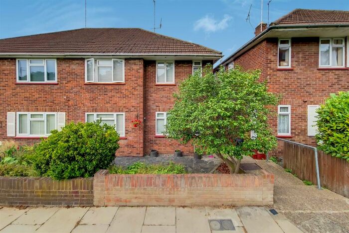 2 Bedroom Maisonette To Rent In The Vale, Southgate, N14