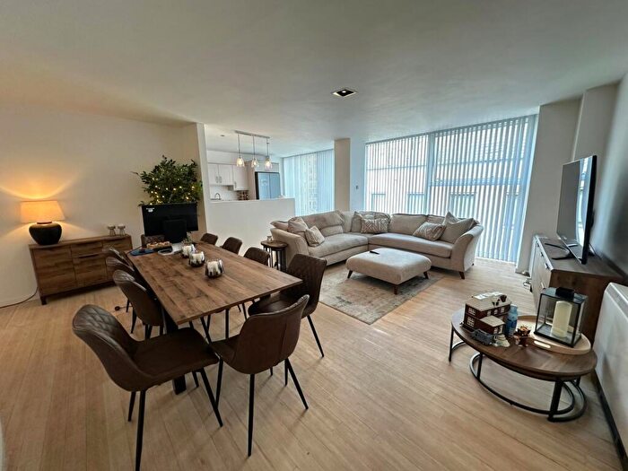 2 Bedroom Apartment To Rent In Beetham Plaza, L2