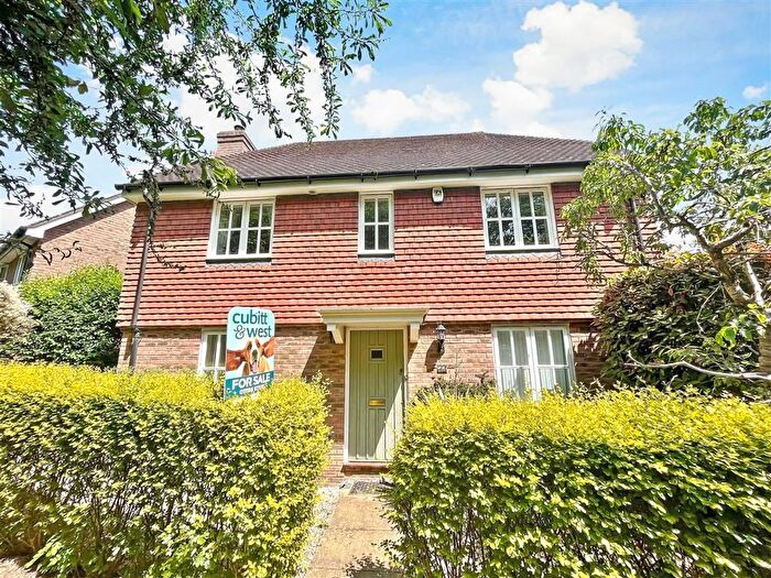 3 Bedroom Detached House For Sale In Berrall Way, Billingshurst, West Sussex, RH14