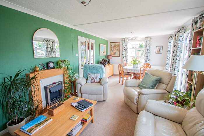 2 Bedroom Mobile/park Home For Sale In Otter Valley Park, Honiton, EX14