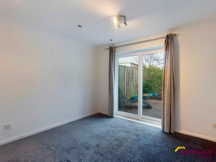 2 Bedroom Bungalow To Rent In Tarvin Grove, Packmoor, ST6