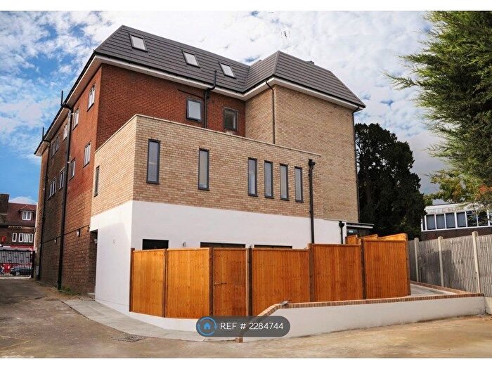 2 Bedroom Flat To Rent In High Street, Potters Bar, EN6