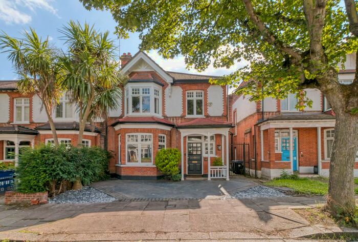 4 Bedroom Semi-Detached House To Rent In Arlow Road, Winchmore Hill, N21