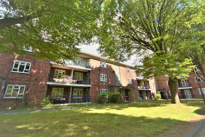 3 Bedroom Flat To Rent In Edensor Gardens, Chiswick, Chiswick, W4