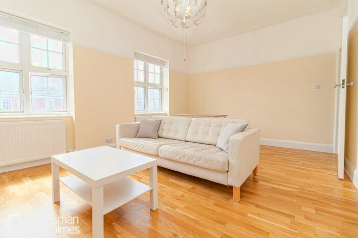 2 Bedroom Flat To Rent In Golders Way, Golders Green, NW11
