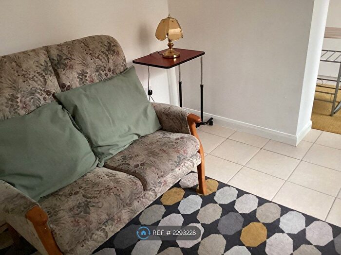 2 Bedroom Flat To Rent In Hereford Road, London, W3