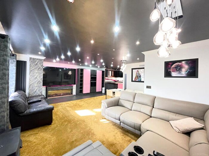 2 Bedroom Flat To Rent In Pavilion Way, Pudsey, West Yorkshire, LS28