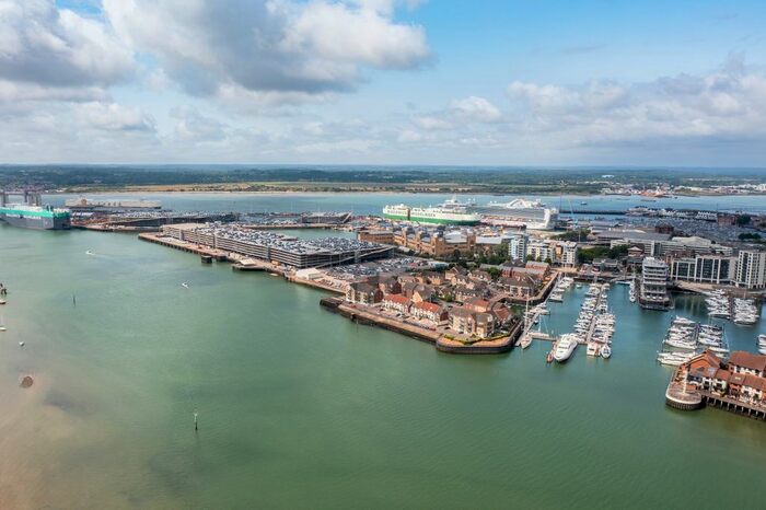 2 Bedroom Flat To Rent In Centenary Plaza, Southampton, SO19