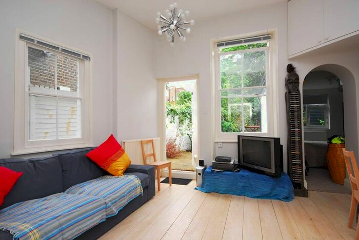 1 Bedroom Flat To Rent In South Lambeth Road, Vauxhall, London, SW8