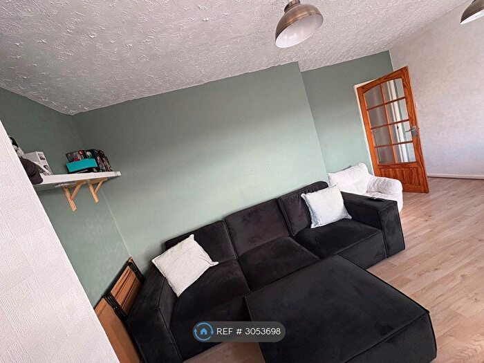 2 Bedroom Flat To Rent In Park Lane West, Tipton, DY4