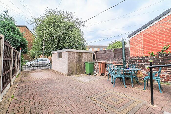 3 Bedroom Terraced House For Sale In Doncaster Road, Wakefield, WF1