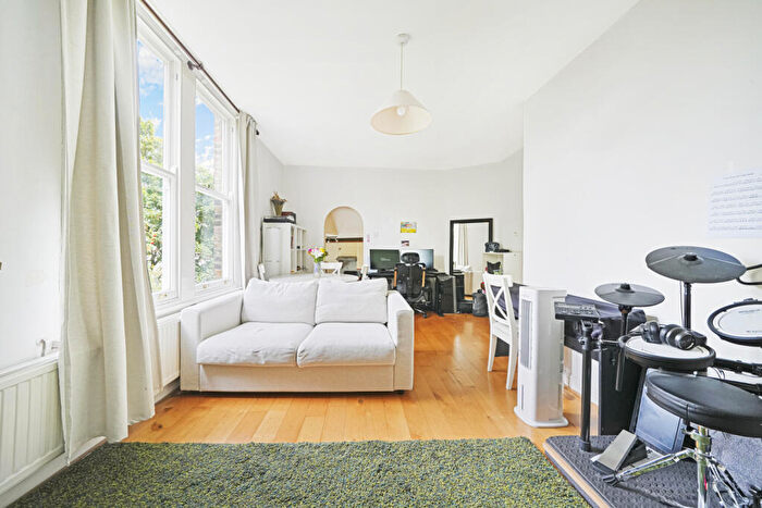 2 Bedroom Terraced House To Rent In Lucerne Road, Islington, N5