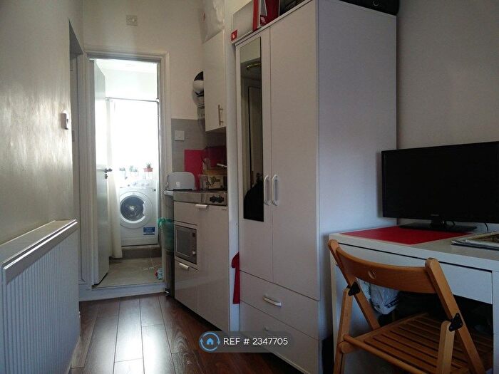 Studio To Rent In Shepherds Bush, London, W12