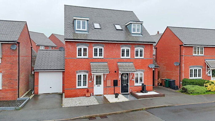 3 Bedroom Semi-Detached House For Sale In Edinburgh Road, Church Gresley, Swadlincote, DE11