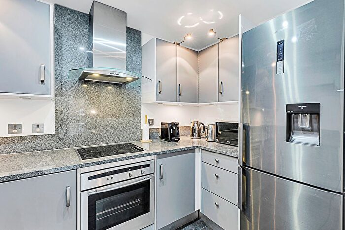 2 Bedroom Flat For Sale In Hoxton Square, Hoxton, London, N1