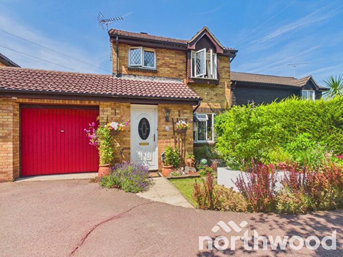 3 Bedroom Link Detached House For Sale In The Paddock, Singleton, Ashford, TN23