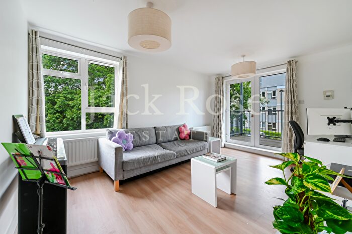 2 Bedroom Apartment To Rent In Limerick Close, Balham, SW12