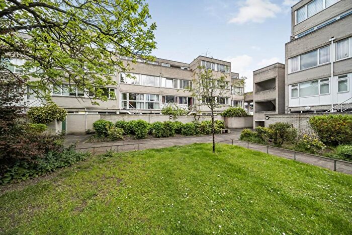 2 Bedroom Apartment For Sale In Athlone Square, Windsor, SL4