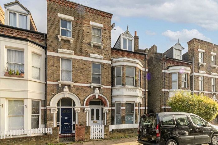 2 Bedroom Flat To Rent In Arlingford Road, London, SW2