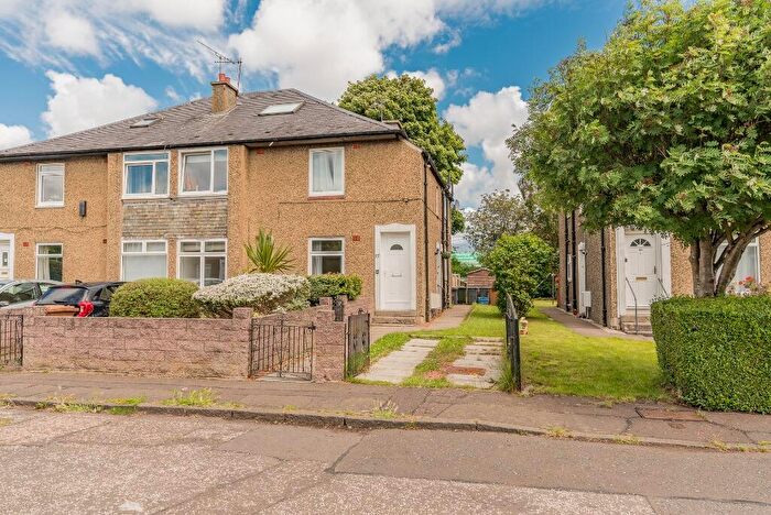 3 Bedroom Flat To Rent In Colinton Mains Place, Colinton Mains, Edinburgh, EH13