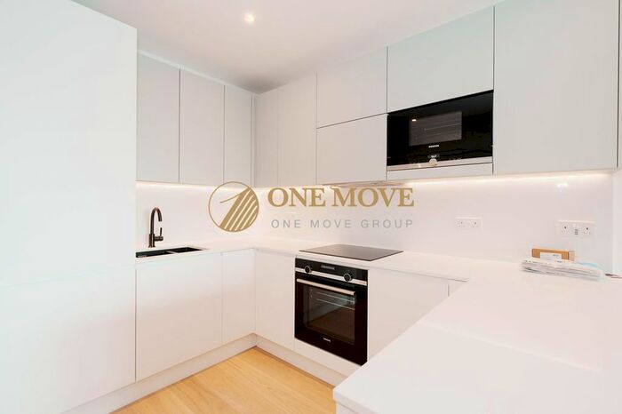 2 Bedroom Flat To Rent In Capital Interchange Way, Hive House, TW8