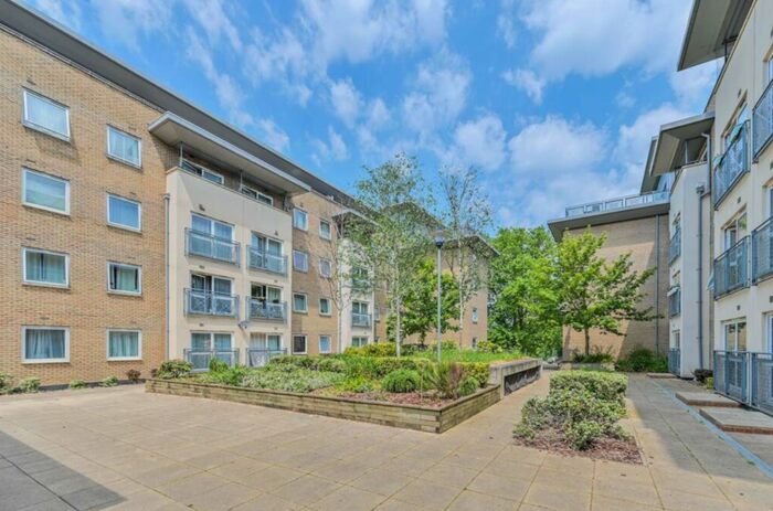 2 Bedroom Flat To Rent In Cline Road, London, N11