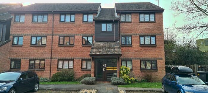 2 Bedroom Flat To Rent In Drum Mead, Petersfield, GU32