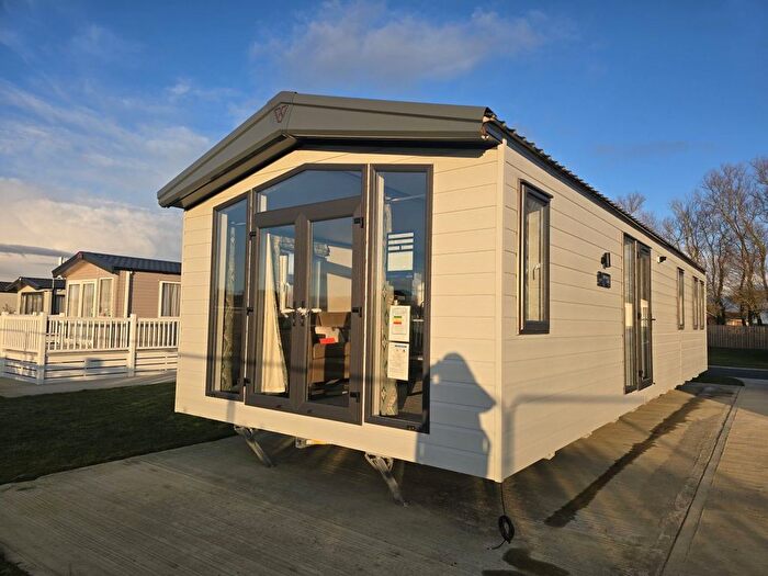 2 Bedroom Mobile/park Home For Sale In Hornsea Road, Skipsea, Driffield, YO25