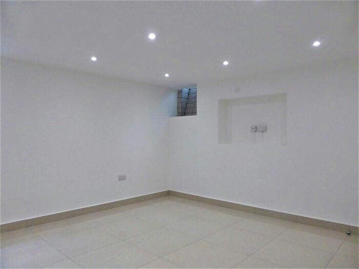 Flat To Rent In York Avenue -, P10